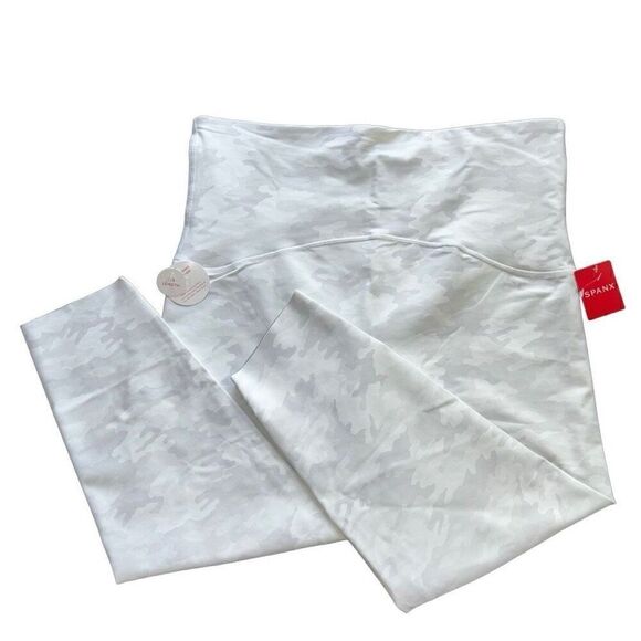 Spanx booty boost 7/8 printed white camo leggings 2X new - Picture 11 of 11